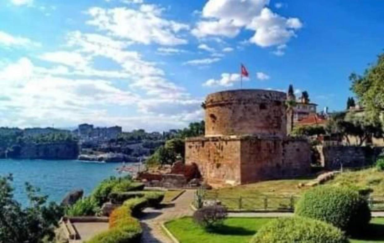 Pansiyon Tarihi Kaleici Muhtesem Dizayn Huzurlu Keyifli Teras Keyifli Oezel Ev Antalya